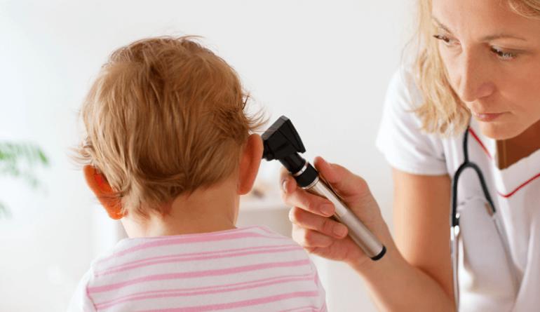 Что делать, если у ребенка болит ухо