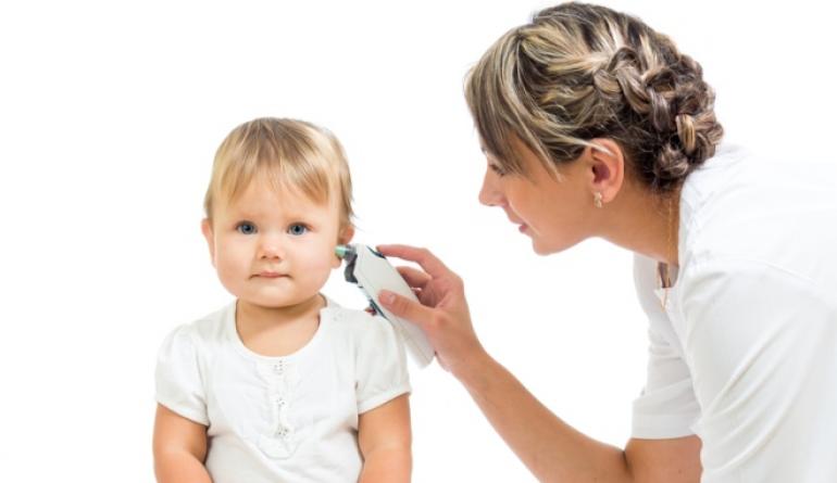 Что делать, если у ребенка болят уши?