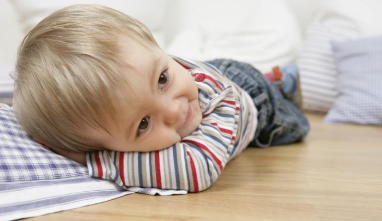 Развитие ребенка в 1 год и 1 месяц: что должен уметь малыш, как с ним играть и чем занять кроху?
