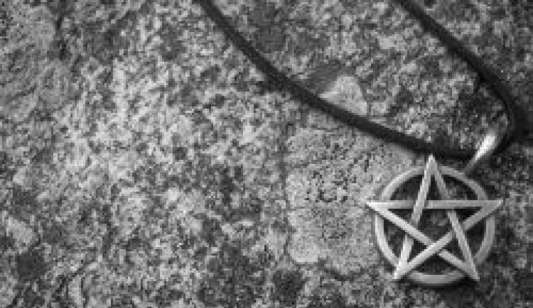 Pentagram ochrony: historia symbolu i sposób jego używania