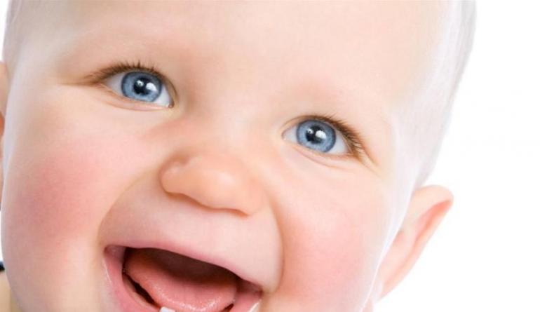 Як допомогти дитині, коли ріжуться перші зуби?
