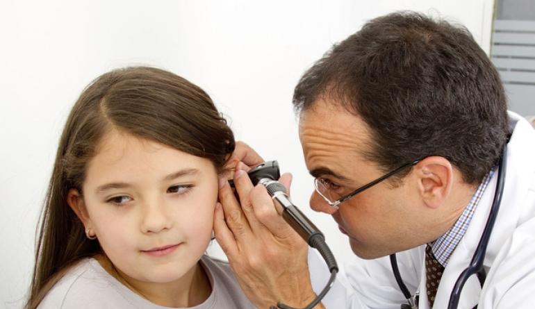 Wat te doen als het oor van een kind pijn doet?