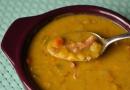Як приготувати гороховий суп з копченими крильцями?