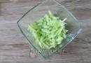 Salade met selderij, noten en komkommer Salade olijven selderij augurken